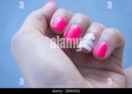 Main de femme montrant sa manucure semi-permanente. Couleur rose Banque D'Images