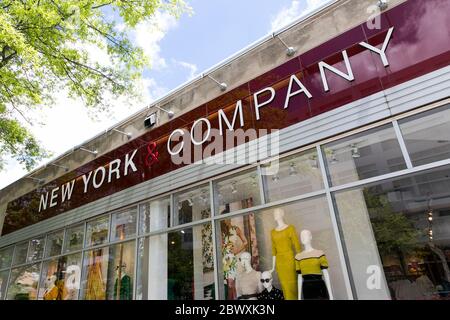 Un logo à l'extérieur d'un magasin de détail New York & Company (NY&C) à Silver Spring, Maryland, le 23 mai 2020. Banque D'Images