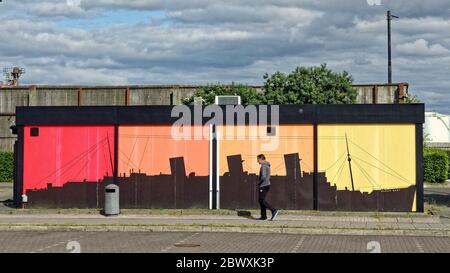 Clydebank, Glasgow, Écosse, Royaume-Uni 3 juin, 2020: Temps Royaume-Uni: Temps chaud est venu à une fin mais les locaux ont encore pris à la rue pour exercer devant la fresque de la reine mary à clydebank où il a été construit l crédit: Gerard Ferry/Alay Live News. Banque D'Images