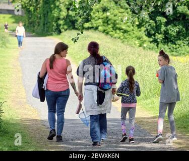 Clydebank, Glasgow, Écosse, Royaume-Uni 3 juin, 2020: Temps Royaume-Uni: Temps chaud est venu à une fin mais les locaux ont encore pris dans la rue pour s'exercer sur le quatrième canal et clyde crédit: Gerard Ferry/Alay Live News. Banque D'Images