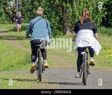 Clydebank, Glasgow, Écosse, Royaume-Uni 3 juin, 2020: Temps Royaume-Uni: Temps chaud est venu à une fin mais les locaux ont encore pris dans la rue pour s'exercer sur le quatrième canal et clyde crédit: Gerard Ferry/Alay Live News. Banque D'Images