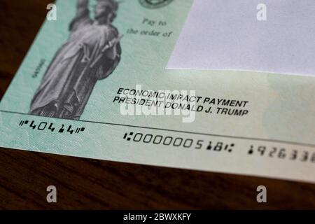 Photographie organisée d'un chèque de stimulation du coronavirus du gouvernement fédéral des États-Unis, également appelé « paiement d'impact économique » Banque D'Images