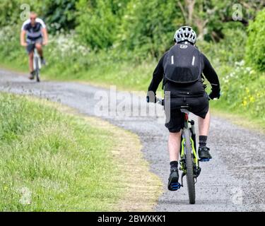 Clydebank, Glasgow, Écosse, Royaume-Uni 3 juin, 2020: Temps Royaume-Uni: Temps chaud est venu à une fin mais les locaux ont encore pris dans la rue pour s'exercer sur le quatrième canal et clyde crédit: Gerard Ferry/Alay Live News. Banque D'Images