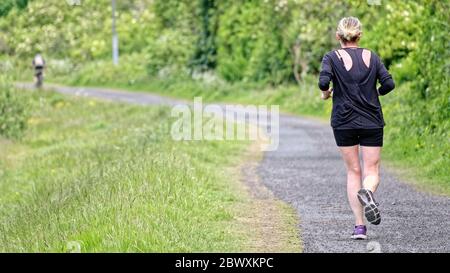 Clydebank, Glasgow, Écosse, Royaume-Uni 3 juin, 2020: Temps Royaume-Uni: Temps chaud est venu à une fin mais les locaux ont encore pris dans la rue pour s'exercer sur le quatrième canal et clyde crédit: Gerard Ferry/Alay Live News. Banque D'Images