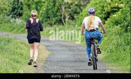 Clydebank, Glasgow, Écosse, Royaume-Uni 3 juin, 2020: Temps Royaume-Uni: Temps chaud est venu à une fin mais les locaux ont encore pris dans la rue pour s'exercer sur le quatrième canal et clyde crédit: Gerard Ferry/Alay Live News. Banque D'Images