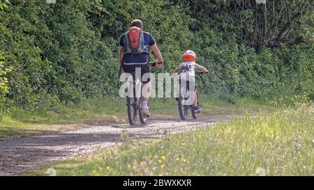 Clydebank, Glasgow, Écosse, Royaume-Uni 3 juin, 2020: Temps Royaume-Uni: Temps chaud est venu à une fin mais les locaux ont encore pris dans la rue pour s'exercer sur le quatrième canal et clyde crédit: Gerard Ferry/Alay Live News. Banque D'Images