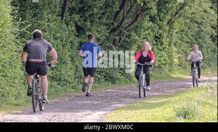 Clydebank, Glasgow, Écosse, Royaume-Uni 3 juin, 2020: Temps Royaume-Uni: Temps chaud est venu à une fin mais les locaux ont encore pris dans la rue pour s'exercer sur le quatrième canal et clyde crédit: Gerard Ferry/Alay Live News. Banque D'Images