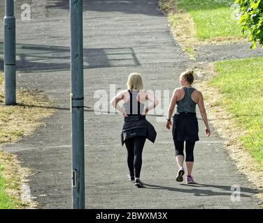 Clydebank, Glasgow, Écosse, Royaume-Uni 3 juin, 2020: Temps Royaume-Uni: Temps chaud est venu à une fin mais les locaux ont encore pris dans la rue pour s'exercer sur le quatrième canal et clyde crédit: Gerard Ferry/Alay Live News. Banque D'Images