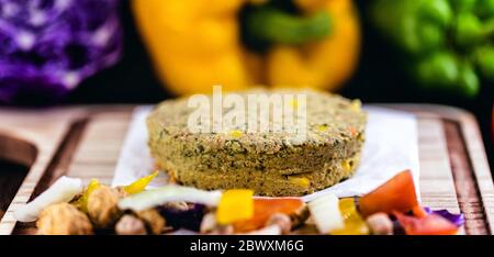 hamburger végétalien maison sans viande, fait à partir de légumes sur fond rustique en bois avec des légumes colorés. Vie végétarienne et vie végétarienne Banque D'Images