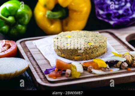 hamburger végétalien maison sans viande, fait à partir de légumes sur fond rustique en bois avec des légumes colorés. Vie végétarienne et vie végétarienne Banque D'Images