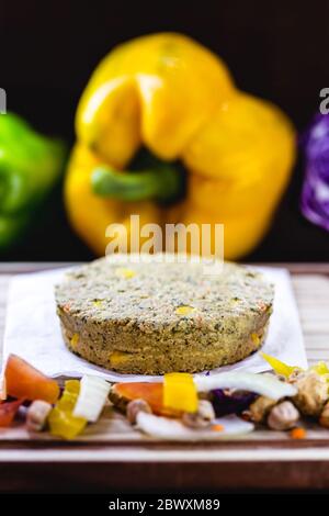 hamburger végétalien maison sans viande, fait à partir de légumes sur fond rustique en bois avec des légumes colorés. Vie végétarienne et vie végétarienne Banque D'Images