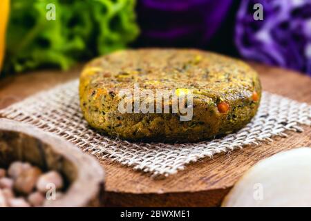 hamburger végétalien sans viande. Fait maison avec des légumes, des pois chiches, du soja et des protéines. Concept de vie végétarienne et de repas végétarien. Banque D'Images