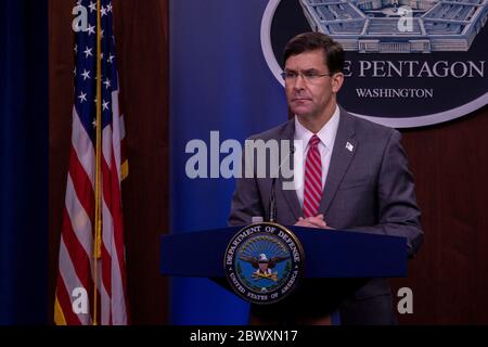 Arlington, États-Unis d'Amérique. 03ème juin 2020. Arlington, États-Unis d'Amérique. 03 juin 2020. Le secrétaire américain à la Défense, Mark Esper, tient une conférence de presse au Pentagone pour discuter des récentes perturbations civiles le 3 juin 2020 à Arlington, en Virginie. Esper a déclaré aux journalistes que George Floyd était un crime horrible et a rompu avec le président en disant qu'il était opposé à l'invocation d'une loi américaine qui permettrait à l'armée américaine d'être utilisée pour l'application de la loi nationale. Crédit : SSTGT. Jack Sanders/DOD/Alay Live News Banque D'Images