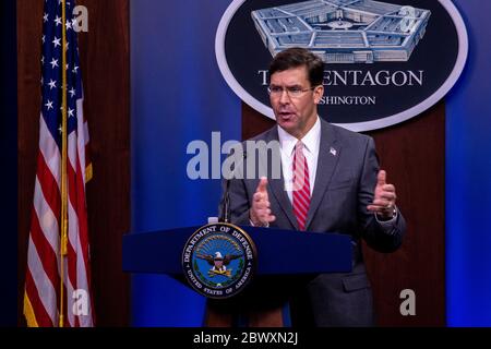 Arlington, États-Unis d'Amérique. 03ème juin 2020. Arlington, États-Unis d'Amérique. 03 juin 2020. Le secrétaire américain à la Défense, Mark Esper, tient une conférence de presse au Pentagone pour discuter des récentes perturbations civiles le 3 juin 2020 à Arlington, en Virginie. Esper a déclaré aux journalistes que George Floyd était un crime horrible et a rompu avec le président en disant qu'il était opposé à l'invocation d'une loi américaine qui permettrait à l'armée américaine d'être utilisée pour l'application de la loi nationale. Crédit : SSTGT. Jack Sanders/DOD/Alay Live News Banque D'Images