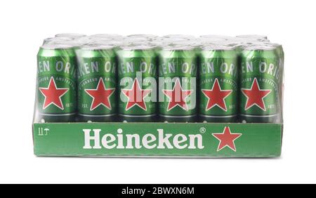 Samara, Russie, avril 2020. 24 boîtes de bière Heineken lager isolées sur blanc Banque D'Images