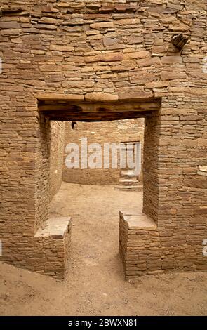 NM00432-00.....NOUVEAU MEXIQUE - chambres à l'intérieur de Pueblo Bonito avec portes, situé dans le parc historique national de la culture Chaco. Banque D'Images