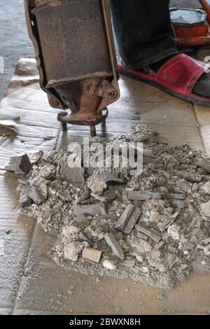 Le noyau de chaque convertisseur catalytique est une structure interne en nid d'abeille en céramique qui a une couche de lavage contenant du platine (Pt), du palladium (PD) et du rhod Banque D'Images