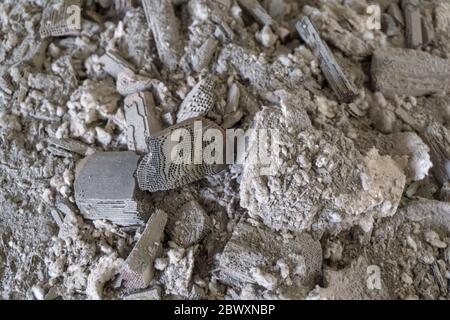 Le noyau de chaque convertisseur catalytique est une structure interne en nid d'abeille en céramique qui a une couche de lavage contenant du platine (Pt), du palladium (PD) et du rhod Banque D'Images