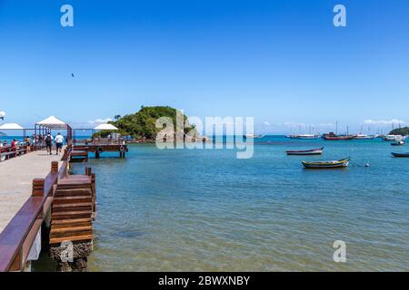 Marina de Buzios le matin ensoleillé de l'été. Certaines personnes attendent à l'embarcadère pour monter à bord. ARMAÇÃO DOS BUZIOS, ÉTAT DE RIO DE JANEIRO, BRÉSIL Banque D'Images