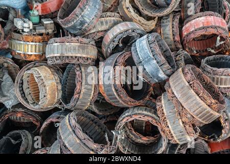 dépôt de déchets de plaque de stator et de wingdings dans les alternateurs ca pour recyclage. recyclage du cuivre du stator. Banque D'Images