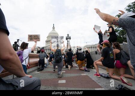 Washington, DC, États-Unis. 3 juin 2020. Les manifestants se réunissent au Capitole des États-Unis à Washington, DC, États-Unis, le mercredi 3 juin 2020, après que George Floyd est décédé en détention dans la police du Minnesota le 25 mai 2020. Credit: Stefani Reynolds/CNP | usage dans le monde crédit: dpa/Alay Live News Banque D'Images