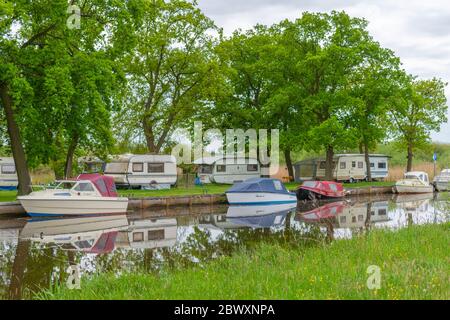 Caravanes sur le site de camping à Worpswede - Neu Helgolanda sur la petite rivière Hamme, district d'Osterholz, Basse-Saxe, Allemagne, Europe Banque D'Images