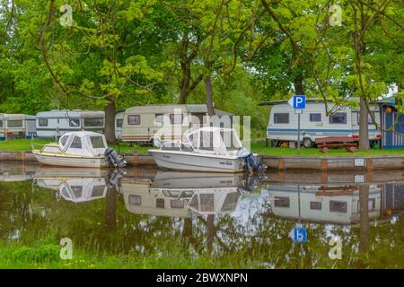 Caravanes sur le site de camping à Worpswede - Neu Helgolanda sur la petite rivière Hamme, district d'Osterholz, Basse-Saxe, Allemagne, Europe Banque D'Images