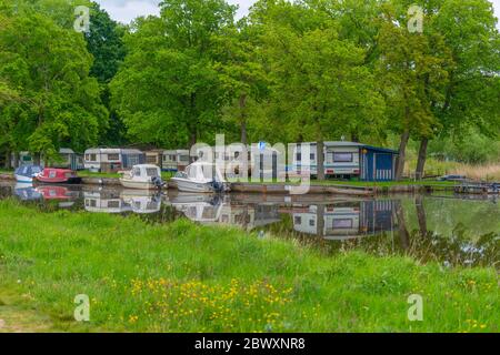 Caravanes sur le site de camping à Worpswede - Neu Helgolanda sur la petite rivière Hamme, district d'Osterholz, Basse-Saxe, Allemagne, Europe Banque D'Images