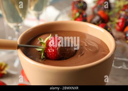 Fraise au chocolat, gros plan. Fondue au chocolat Banque D'Images