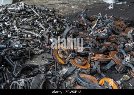 disque de frein et pièce de voiture usagés dans un chantier de junkyard ou un chantier de raclage pour recyclage Banque D'Images