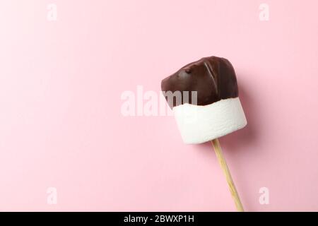 Guimauve au chocolat sur fond rose. Mets sucrés Banque D'Images