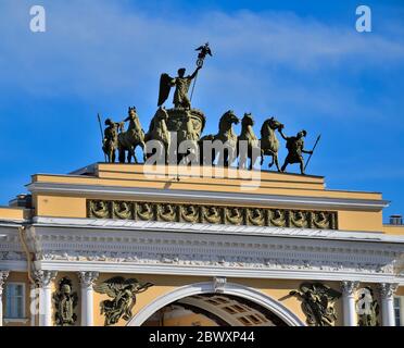 Groupe de sculpture sur l'Arc de l'état-major général Bâtiment sur la place du Palais, Saint-Pétersbourg, Russie - char triomphal dessiné par six chevaux avec la victoire Banque D'Images