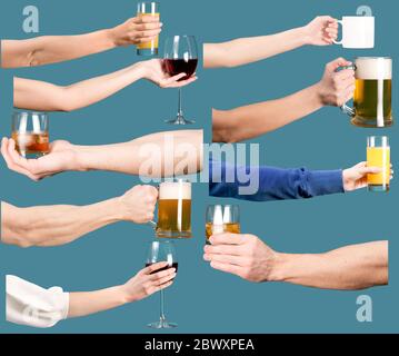 Jeu de mains de femme et de homme avec boissons alcoolisées et non alcoolisées. Banque D'Images