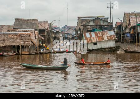 Vue sur les maisons flottantes de Belem à Iquitos, une ville sur la rivière Amazone dans le bassin de la rivière Amazone péruvienne. Banque D'Images