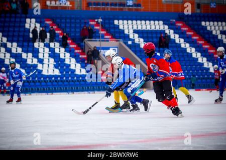 RUSSIE, KOROLEV - 10 FÉVRIER 2019 : championnat de bandy de la région de Moscou. BC Vympel - BC Filimonovo 9:1. Banque D'Images