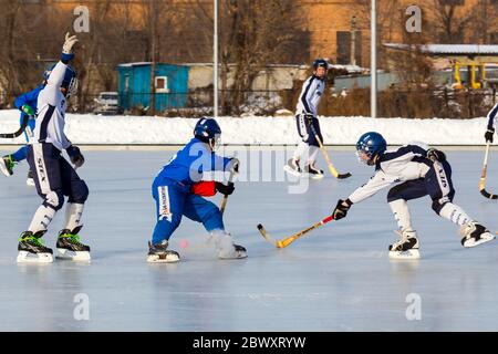 RUSSIE, KOROLEV - 10 FÉVRIER 2019 : championnat de bandy de la région de Moscou. BC Vympel - BC Filimonovo 9:1. Banque D'Images