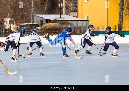 RUSSIE, KOROLEV - 10 FÉVRIER 2019 : championnat de bandy de la région de Moscou. BC Vympel - BC Filimonovo 9:1. Banque D'Images