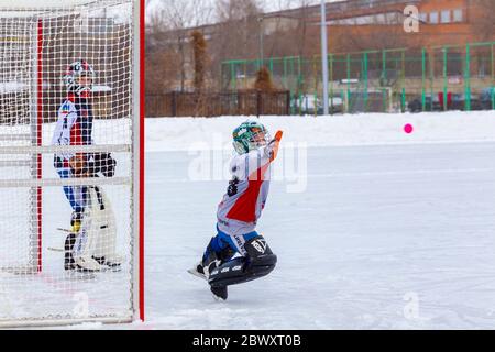 RUSSIE, KOROLEV - 10 FÉVRIER 2019 : championnat de bandy de la région de Moscou. BC Vympel - BC Filimonovo 9:1. Banque D'Images