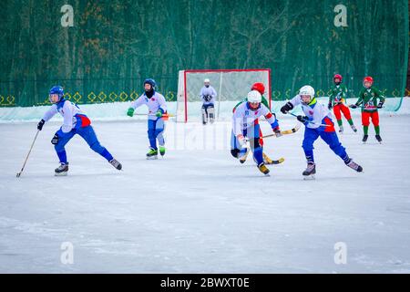 RUSSIE, KOROLEV - 10 FÉVRIER 2019 : championnat de bandy de la région de Moscou. BC Vympel - BC Filimonovo 9:1. Banque D'Images