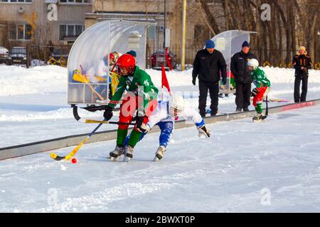RUSSIE, KOROLEV - 10 FÉVRIER 2019 : championnat de bandy de la région de Moscou. BC Vympel - BC Filimonovo 9:1. Banque D'Images