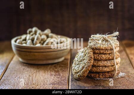 biscuits empilés faits maison à base d'arachides. Dessert végétalien sur fond de bois. Banque D'Images