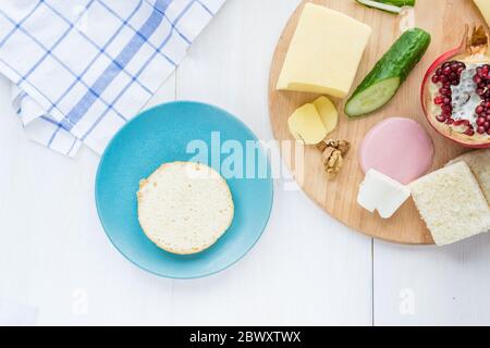 Nourriture amusante pour les enfants.sandwich sous forme de petit déjeuner à la vache pour les enfants.UNE recette simple étape par étape pour cuisiner des plats pour le menu. Fête et nouvel an di Banque D'Images