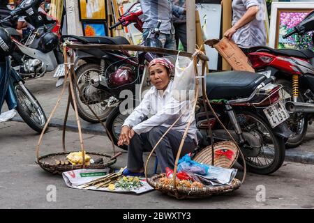 Une femme qui vend des ananas dans la rue de Hanoi Banque D'Images