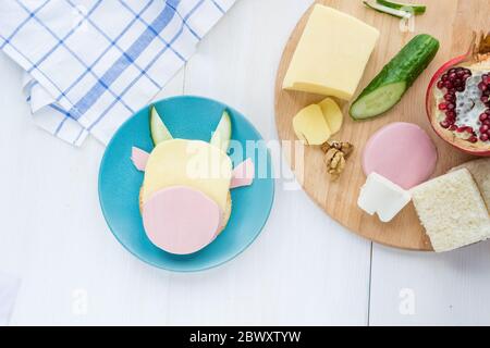 Nourriture amusante pour les enfants.sandwich sous forme de petit déjeuner à la vache pour les enfants.UNE recette simple étape par étape pour cuisiner des plats pour le menu. Fête et nouvel an di Banque D'Images