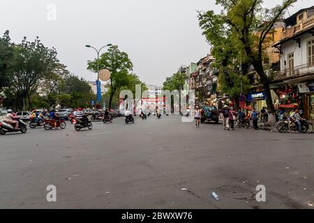 Rue Dihn Tien Hoang, une rue dans la zone touristique populaire et le centre historique de Hanoi près du lac Hoan Kiem Banque D'Images