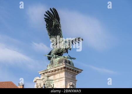 Statue d'oiseau en turul de bronze au sommet de la colonne au palais Sandor sur la colline de Buda à Budapest, matin d'hiver Banque D'Images