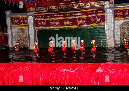 Un spectacle au théâtre vietnamien de marionnettes sur l'eau de Thang long, à Hanoi Banque D'Images