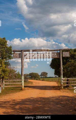 La porte d'entrée de la route de Transpantaneira vers le nord du Pantanal au Brésil. Banque D'Images