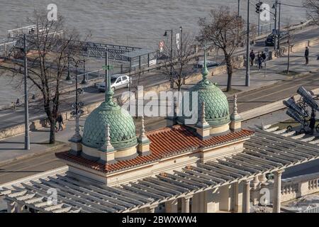 Budapest, Hongrie - 9 février 2020 : bazar du jardin du château néo-Renaissance au bord du Danube Banque D'Images