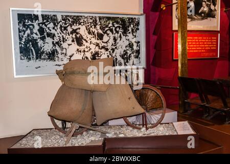 Une bicyclette cargo avec des sacs sur l'exposition au Musée d'histoire militaire du Vietnam, Hanoi Banque D'Images